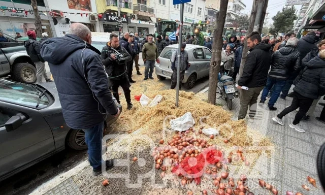 Μπλόκα αγροτών: Κλιμάκωση κινητοποιήσεων στη βόρεια Ελλάδα - Ενδεχόμενο αποκλεισμών στα σύνορα Έβρος: Αγρότες πέταξαν σανό, γάλα και κρεμμύδια έξω από γραφεία βουλευτών