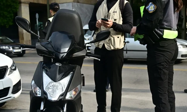 Θεσσαλονίκη: Απίστευτη απάτη από υπαλλήλους του Δήμου - Έκλεψαν e-pass για να περνούν τα διόδια Θεσσαλονίκη: Αστυνομικοί έπαιρναν... φακελάκι για να μην κόβουν κλήσεις