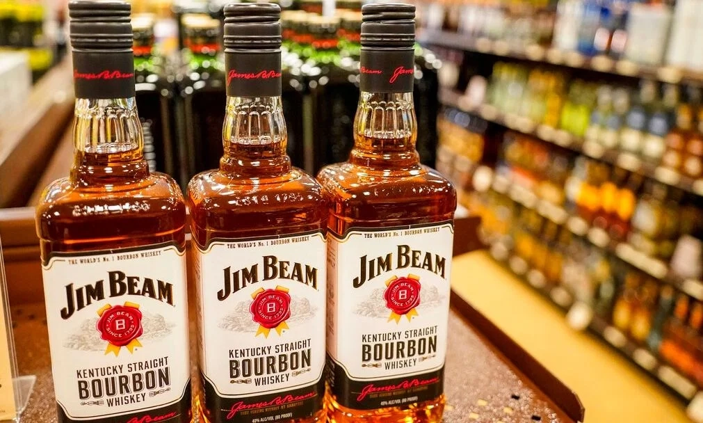 Τίτλοι τέλους για το Jim Beam: Σταματά για έναν χρόνο η παραγωγή του διάσημου μπέρμπον Τίτλοι τέλους για το Jim Beam: Σταματά για έναν χρόνο η παραγωγή του διάσημου μπέρμπον