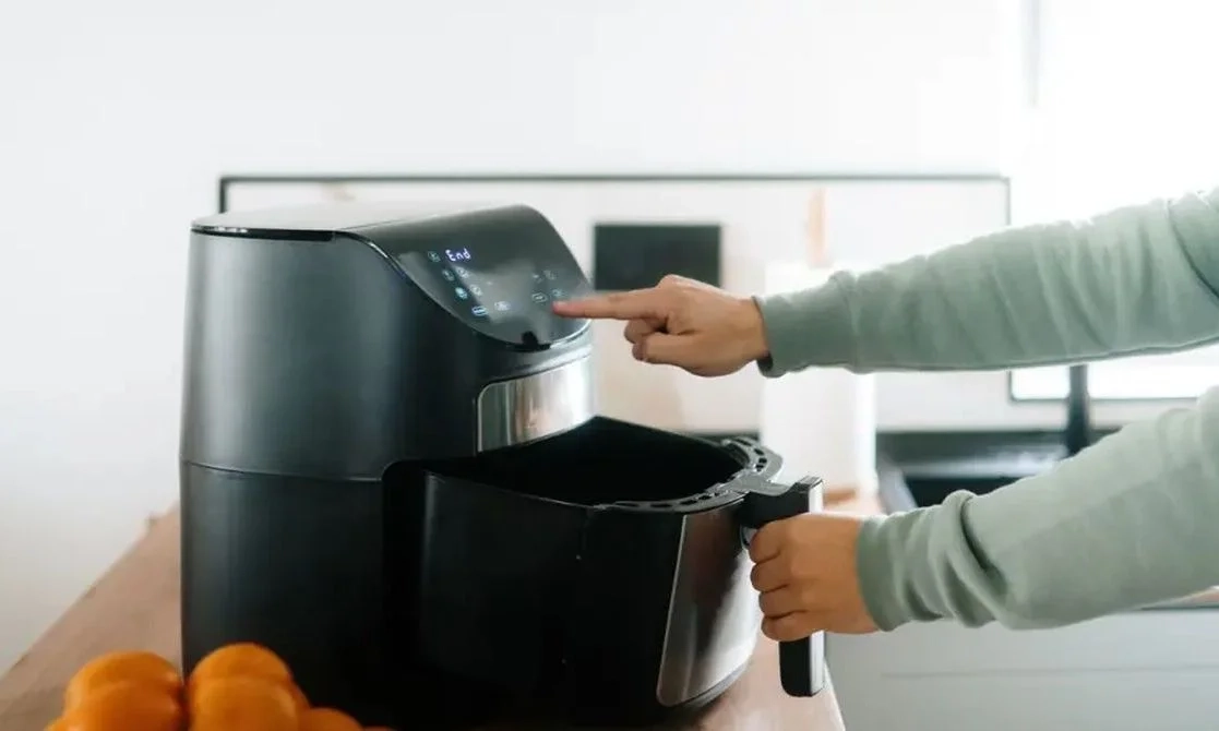 Πώς να καθαρίσετε σε 10 λεπτά το Air Fryer σας Πώς να καθαρίσετε σε 10 λεπτά το Air Fryer σας