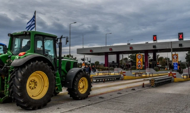 Στα Τέμπη με τα τρακτέρ οι αγρότες - Έκλεισαν τις σήραγγες για τα φορτηγά Αγρότες κλείνουν για 5 ώρες με τρακτέρ την εθνική οδό στις σήραγγες στα Τέμπη
