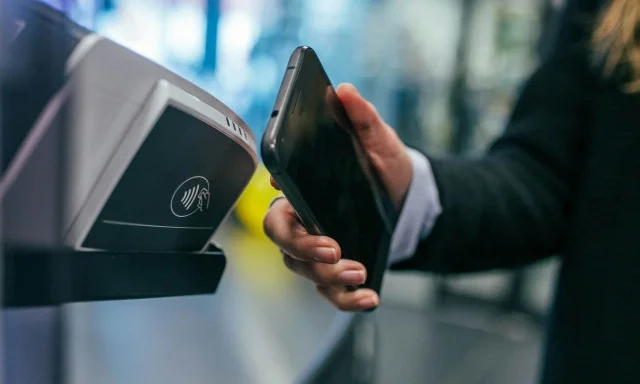 IRIS: Τι αλλάζει από τον Δεκέμβριο στις πληρωμές – «Τσουχτερά» πρόστιμα στους παραβάτες Το IRIS επεκτείνεται: Πληρωμές σε βενζινάδικα και ταξί – Αυξάνονται τα όρια από τον Ιανουάριο