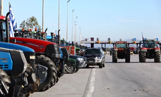 Λάρισα: Οργισμένοι κτηνοτρόφοι ρίχνουν γάλα μπροστά στο αστυνομικό μέγαρο – «Μας έχουν παρατήσει» Κλείνουν δρόμους οι αγρότες: Τρακτέρ σε Νίκαια, Μάλγαρα, Εύζωνες, Καλπάκι, Κήπους