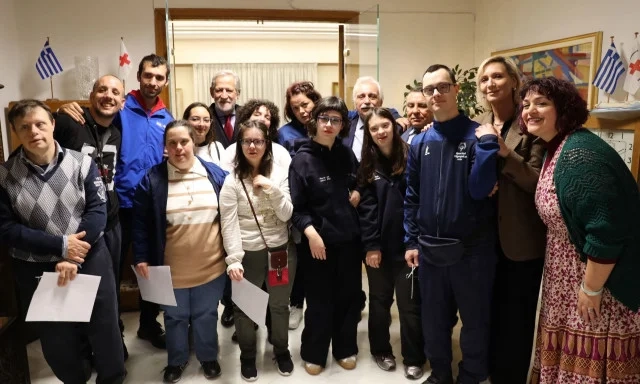 Κάλαντα εν έτει 2025: Παιδιά τραγούδησαν και πληρώθηκαν μέσω... IRIS Κάλαντα από αθλητές των Special Olympics Hellas στον πρόεδρο του Ελληνικού Ερυθρού Σταυρού