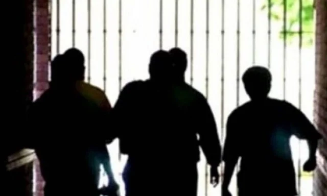 Διακίνηση ναρκωτικών σε σχολεία: Βίντεο ντοκουμέντο από τα βασανιστήρια στους ανήλικους «dealers» Έτσι δρούσαν οι ανήλικοι «dealers» μέσα σε σχολεία - Ο αποκαλυπτικός διάλογος της συμμορίας