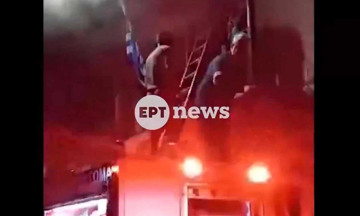 Χίος: Δραματική διάσωση μητέρας και γιου από φλεγόμενο σπίτι - Δείτε βίντεο Χίος: Δραματική διάσωση μητέρας και γιου από φλεγόμενο σπίτι - Δείτε βίντεο