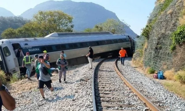 Μεξικό: Δεκαπέντε τραυματίες από τον εκτροχιασμό τρένου Μεξικό: Τρένο με εκατοντάδες επιβάτες εκτροχιάστηκε - Φωτογραφίες
