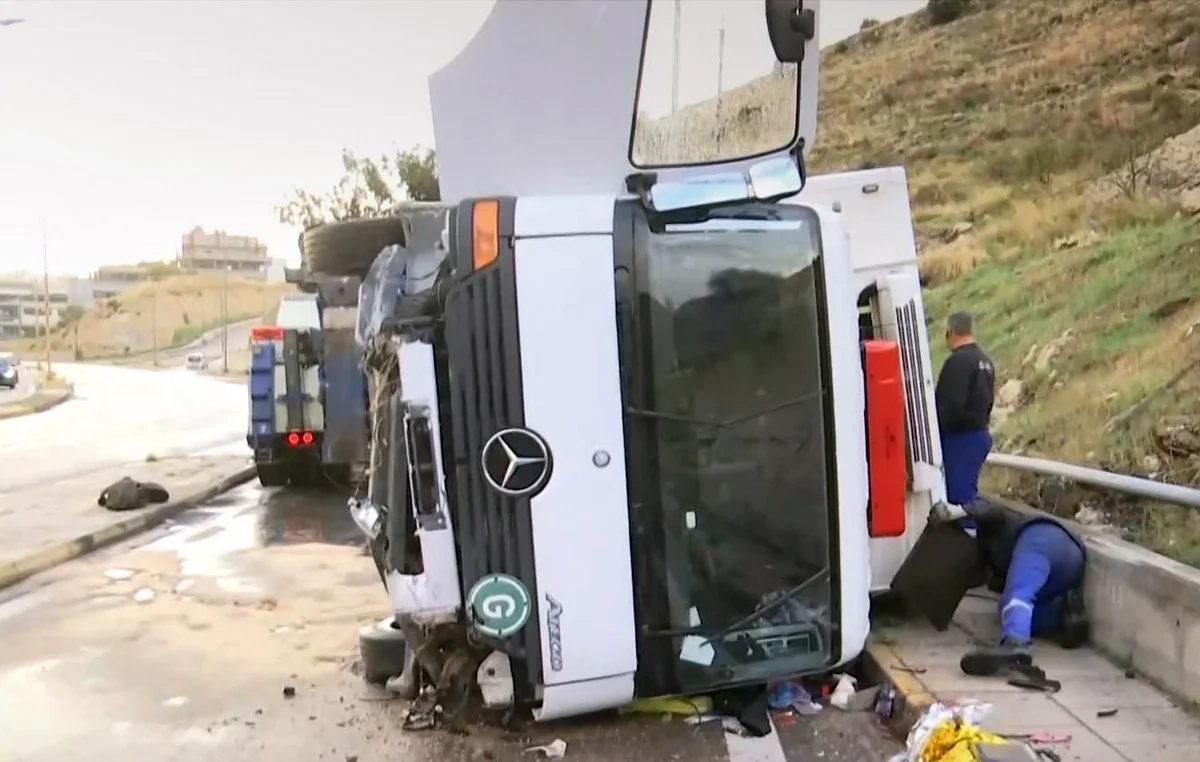 Νεκρή γυναίκα σε τροχαίο δυστύχημα στο Κερατσίνι, ανετράπη το φορτηγό που οδηγούσε ο γιος της – Πήγαιναν στη λαϊκή για δουλειά Νεκρή γυναίκα σε τροχαίο δυστύχημα στο Κερατσίνι, ανετράπη το φορτηγό που οδηγούσε ο γιος της – Πήγαιναν στη λαϊκή για δουλειά