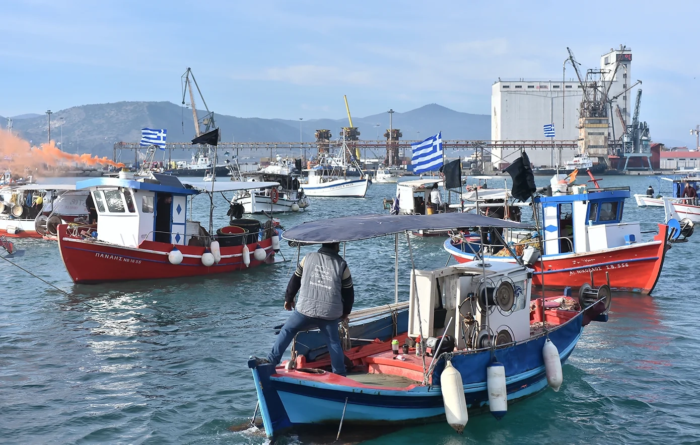 Αποκλεισμένο το λιμάνι του Βόλου από στεριά και θάλασσα: Απόβαση αγροτών και ψαράδων με καΐκια – Ισχυρές δυνάμεις των ΜΑΤ στο σημείο Αποκλεισμένο το λιμάνι του Βόλου από στεριά και θάλασσα: Απόβαση αγροτών και ψαράδων με καΐκια – Ισχυρές δυνάμεις των ΜΑΤ στο σημείο