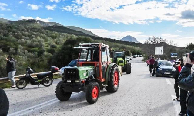 Αγρότες: Αύριο η καθοριστική μέρα για τα μπλόκα - Οι κρίσιμες ανακοινώσεις της κυβέρνησης Αγρότες: Σύσκεψη στο μπλόκο της Θήβας– Σενάρια για κλείσιμο δρόμων από Ριτσώνα έως Αφίδνες