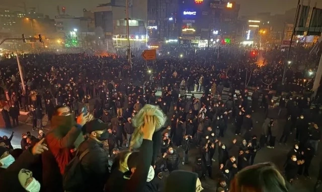 Ιράν: «Νόμιμοι στόχοι» Ισραήλ και βάσεις των ΗΠΑ αν η Ουάσινγκτον επιτεθεί στη χώρα, λέει η Τεχεράνη Ιράν: Βίντεο με πυροβολισμούς κατά διαδηλωτών - Τουλάχιστον 116 οι νεκροί