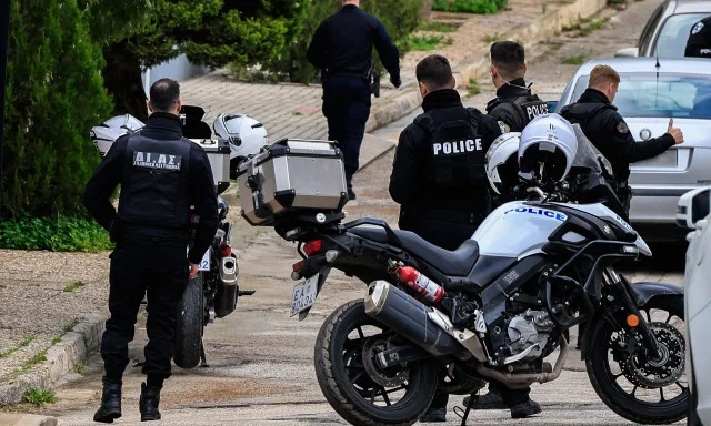Γλυφάδα: «Έχω 2 αδέλφια θα τα σκοτώσω κι αυτά αν με αφήσετε ελεύθερο» είπε στην ΕΛ.ΑΣ. ο πατροκτόνος Άγριο έγκλημα στη Γλυφάδα: Σκότωσε με μαχαίρι τον πατέρα του – Το 2014 είχε σκοτώσει τη μητέρα του