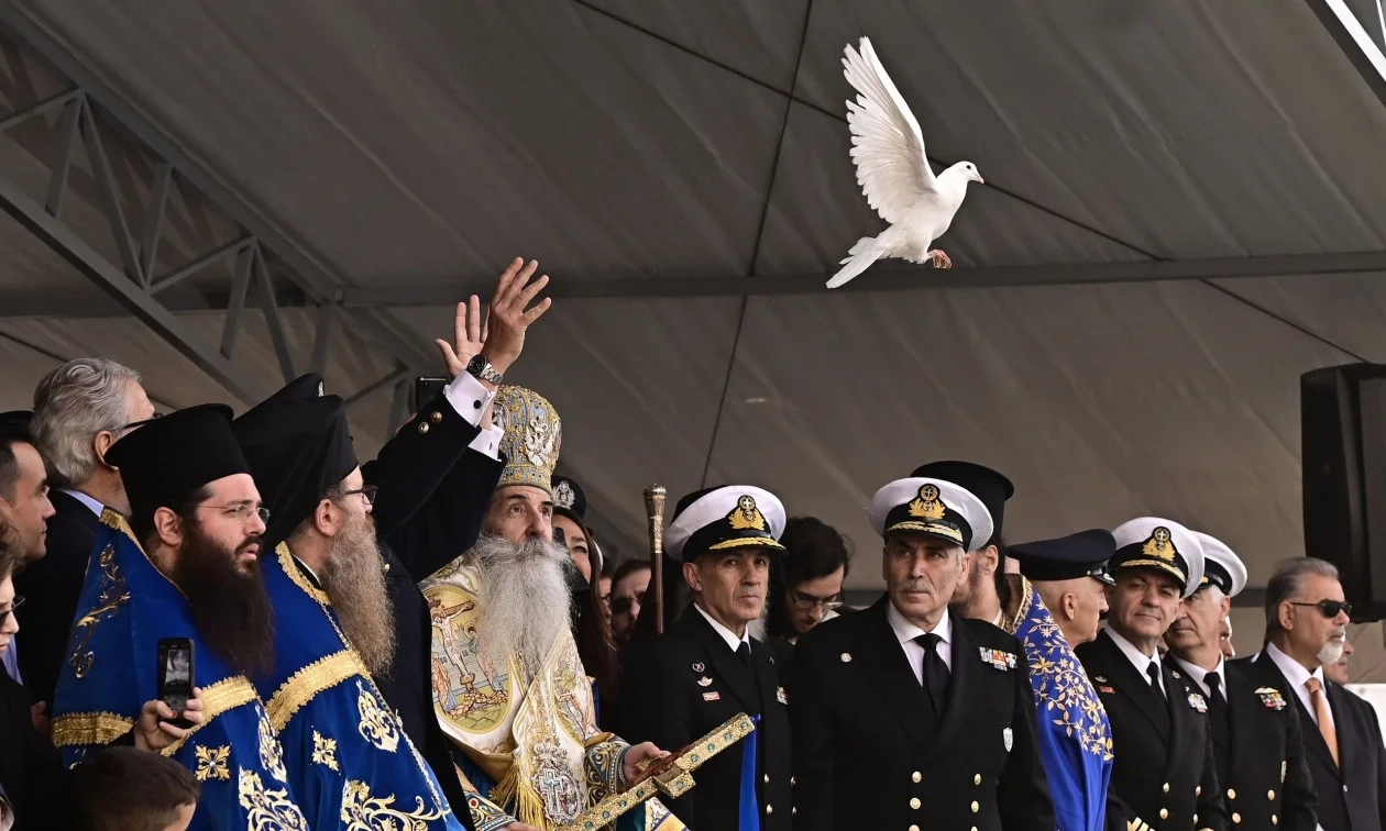 Θεοφάνια: LIVE η Αρχιεπισκοπική Θεία Λειτουργία από τον Πειραιά και η Κατάδυση του Τιμίου Σταυρού Θεοφάνια: LIVE η Αρχιεπισκοπική Θεία Λειτουργία από τον Πειραιά και η Κατάδυση του Τιμίου Σταυρού