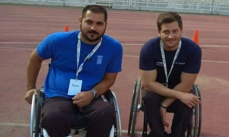 Ο Ρεθυμνιώτης που παραδίδει μαθήματα ζωής και κατέκτησε τον κόσμο πάνω σε ένα αμαξίδιο Ο Ρεθυμνιώτης που παραδίδει μαθήματα ζωής και κατέκτησε τον κόσμο πάνω σε ένα αμαξίδιο