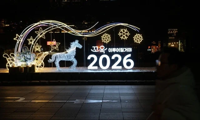 Πρωτοχρονιά 2026: Κάηκε εκκλησία στο Άμστερνταμ, δύο νεκροί έφηβοι από πυροτεχνήματα στη Γερμανία Πρωτοχρονιά στον κόσμο: Με πυροτεχνήματα και παγωμένες βουτιές η υποδοχή του 2026