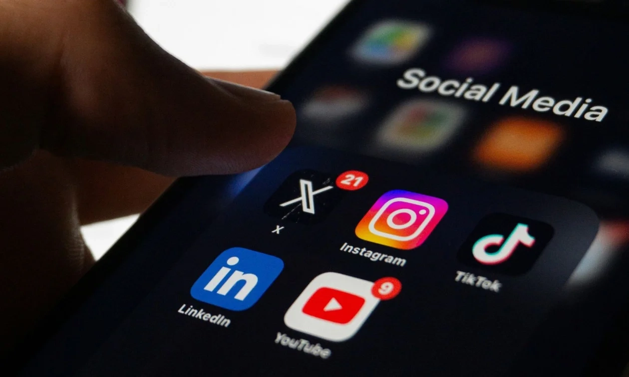 Γαλλία: Απαγόρευση των social media για παιδιά κάτω των 15 ετών μέχρι τον Σεπτέμβρη, ζητά ο Μακρόν Γαλλία: Απαγόρευση των social media για παιδιά κάτω των 15 ετών μέχρι τον Σεπτέμβρη, ζητά ο Μακρόν