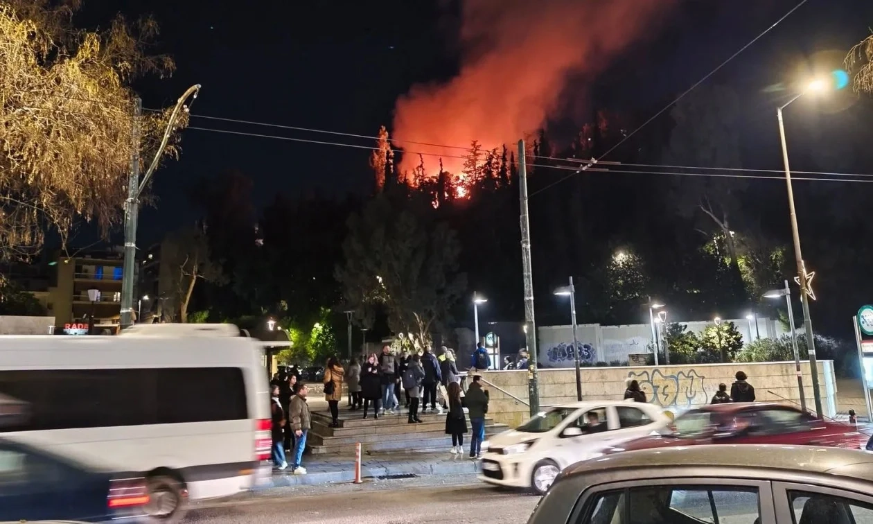 Φωτιά τώρα στον Νέο Κόσμο Φωτιά τώρα στον Νέο Κόσμο
