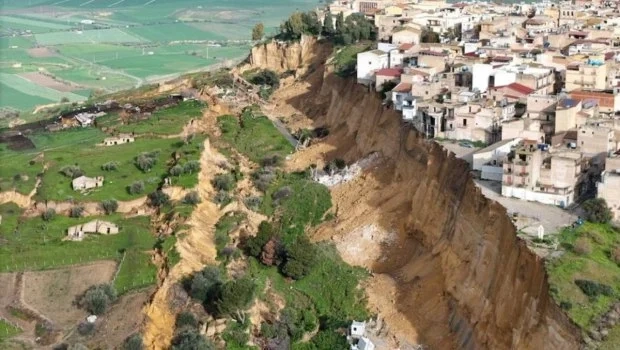 Σικελία: Πάνω από χίλιοι κάτοικοι εγκατέλειψαν τα σπίτια τους εξαιτίας κατολίσθησης | in.gr Σικελία: Πάνω από χίλιοι κάτοικοι εγκατέλειψαν τα σπίτια τους εξαιτίας κατολίσθησης | in.gr