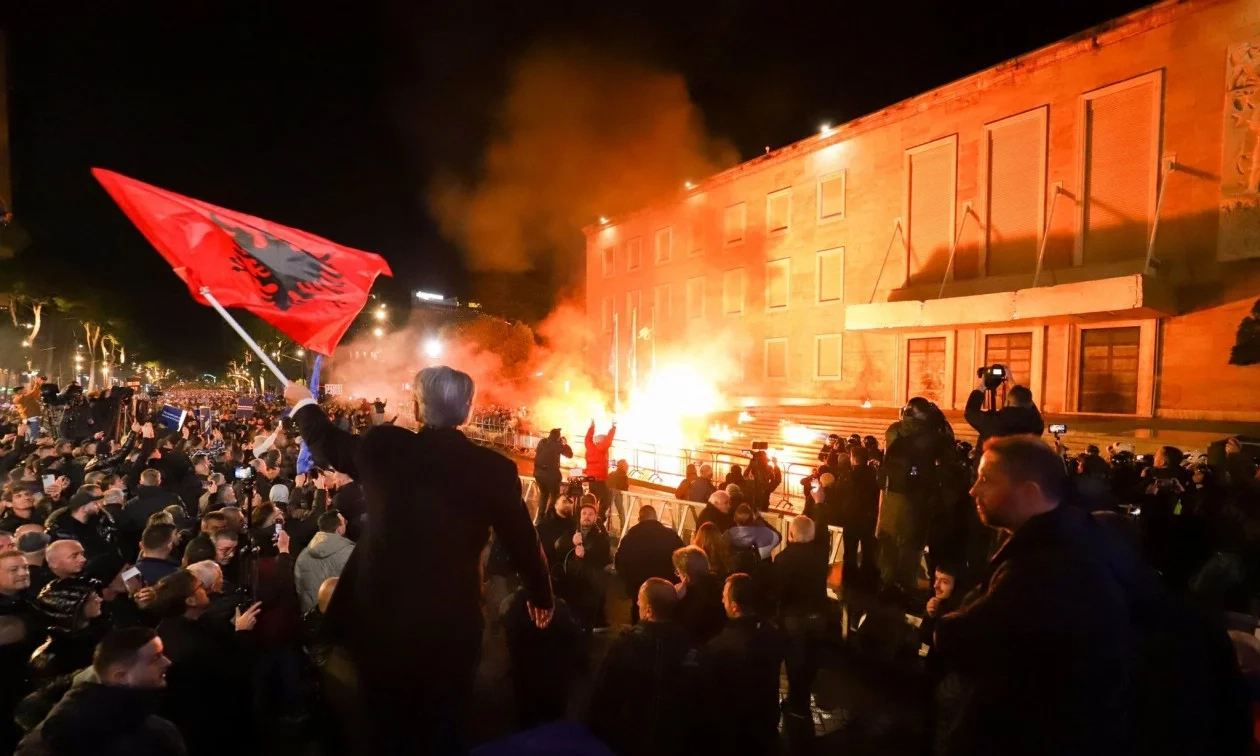 Αλβανία: Συγκρούσεις αστυνομικών με διαδηλωτές - Ζητούν την παραίτηση του Ράμα Αλβανία: Συγκρούσεις αστυνομικών με διαδηλωτές - Ζητούν την παραίτηση του Ράμα