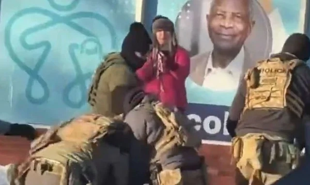 Οργή στην Ιταλία: Δημοσιογράφοι της RAI δέχθηκαν απειλές από πράκτορες της ICE στη Μινεάπολη Μινεάπολη: Η «γυναίκα με το ροζ παλτό» που κατέγραψε τη στιγμή της δολοφονίας του Άλεξ Πρέτι