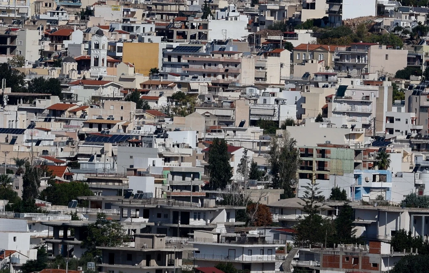 Η έλλειψη κατοικιών τροφοδοτεί τη στεγαστική κρίση και κρατά ψηλά τις τιμές των ακινήτων Η έλλειψη κατοικιών τροφοδοτεί τη στεγαστική κρίση και κρατά ψηλά τις τιμές των ακινήτων