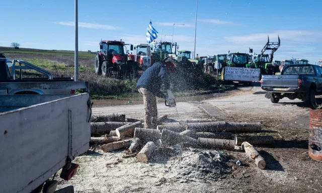 «Κλείδωσαν» οι εκπρόσωποι των αγροτών στη συνάντηση με Μητσοτάκη Αγρότες: «Ναι» στον ουσιαστικό διάλογο, αλλά παραμένουν τα τρακτέρ στους δρόμους