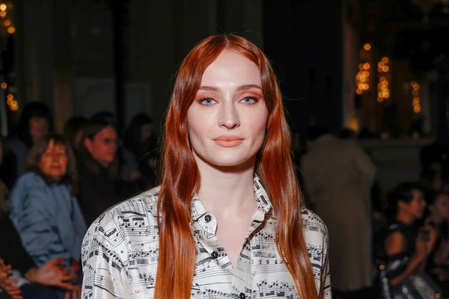 Κυκλοφόρησε η πρώτη φωτογραφία της Sophie Turner ως Λάρα Κροφτ Κυκλοφόρησε η πρώτη φωτογραφία της Sophie Turner ως Λάρα Κροφτ