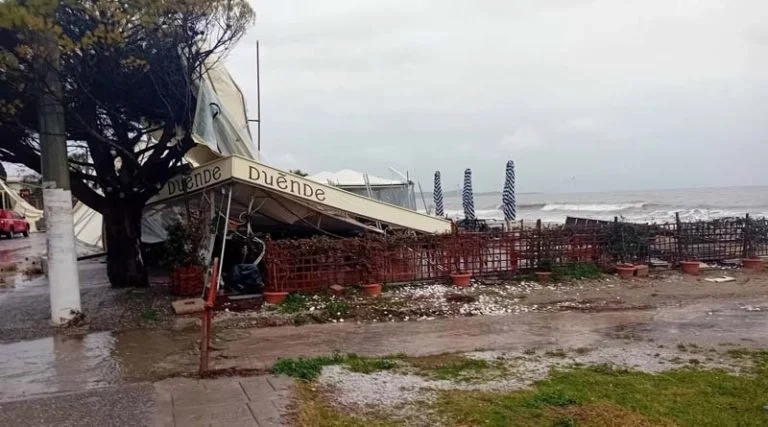 Κακοκαιρία: Ανεμοστρόβιλος ξήλωσε τέντες καταστημάτων στον Μαραθώνα - Ι.Χ παρασύρθηκε στο Πικέρμι Κακοκαιρία: Ανεμοστρόβιλος ξήλωσε τέντες καταστημάτων στον Μαραθώνα - Ι.Χ παρασύρθηκε στο Πικέρμι