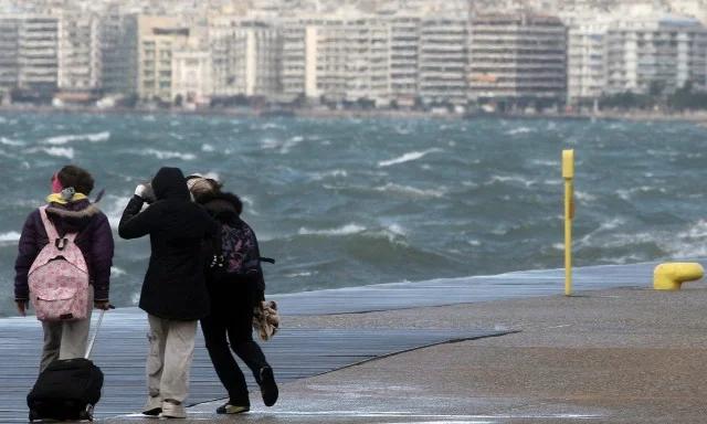 Πλημμύρισε η παραλιακή στην Αμφιλοχία – Η θάλασσα βγήκε στη στεριά Καιρός αύριο: Πτώση της θερμοκρασίας με ισχυρούς ανέμους και βροχές στα νησιά