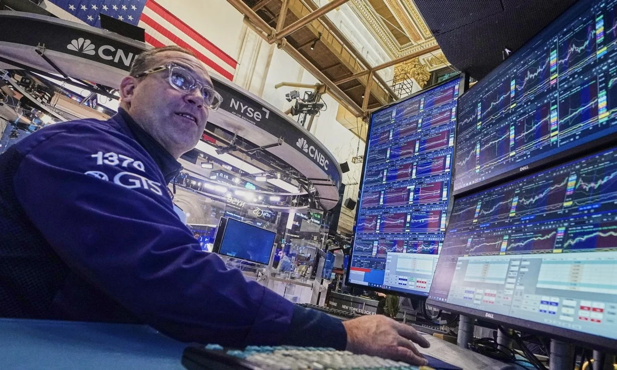 Wall Street: S&P 500 και Dow Jones συνεχίζουν σε νέα ιστορικά ρεκόρ Wall Street: S&P 500 και Dow Jones συνεχίζουν σε νέα ιστορικά ρεκόρ
