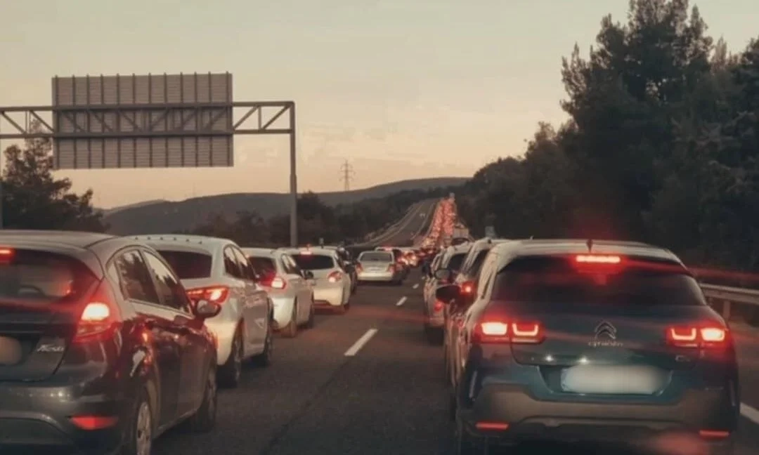 Καθαρά Δευτέρα: Ουρές χιλιομέτρων σε Αθηνών - Κορίνθου και Αθηνών - Λαμίας Καθαρά Δευτέρα: Ουρές χιλιομέτρων σε Αθηνών - Κορίνθου και Αθηνών - Λαμίας