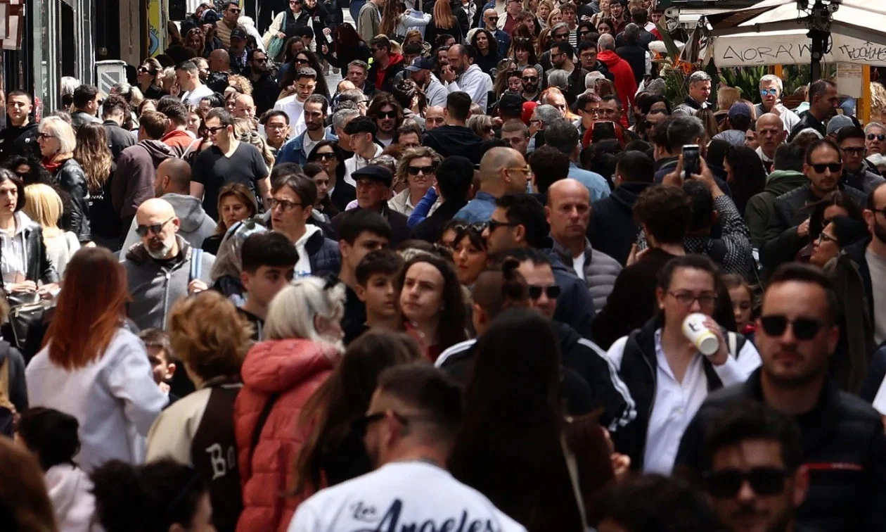 Λάρισα: Συνελήφθησαν τρία άτομα που αγκάλιαζαν και έκλεβαν τα θύματα τους Λάρισα: Συνελήφθησαν τρία άτομα που αγκάλιαζαν και έκλεβαν τα θύματα τους