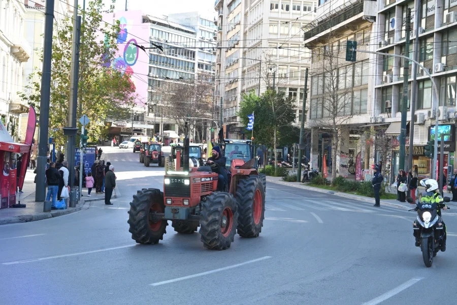 Αναχωρούν οι αγρότες από το Σύνταγμα Αναχωρούν οι αγρότες από το Σύνταγμα