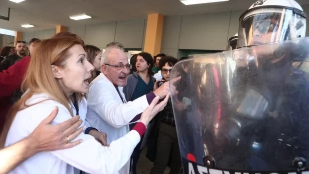 Μετωπική Γεωργιάδη-γιατρών με απειλές για απολύσεις – Σε νοσηρό κλίμα η κουβέντα για το ΕΣΥ | in.gr Μετωπική Γεωργιάδη-γιατρών με απειλές για απολύσεις – Σε νοσηρό κλίμα η κουβέντα για το ΕΣΥ | in.gr