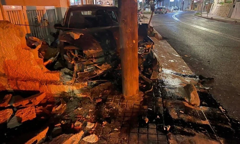 Σοβαρό τροχαίο στο Ρέθυμνο – Όχημα καρφώθηκε σε κολόνα - Εικόνα Σοβαρό τροχαίο στο Ρέθυμνο – Όχημα καρφώθηκε σε κολόνα - Εικόνα