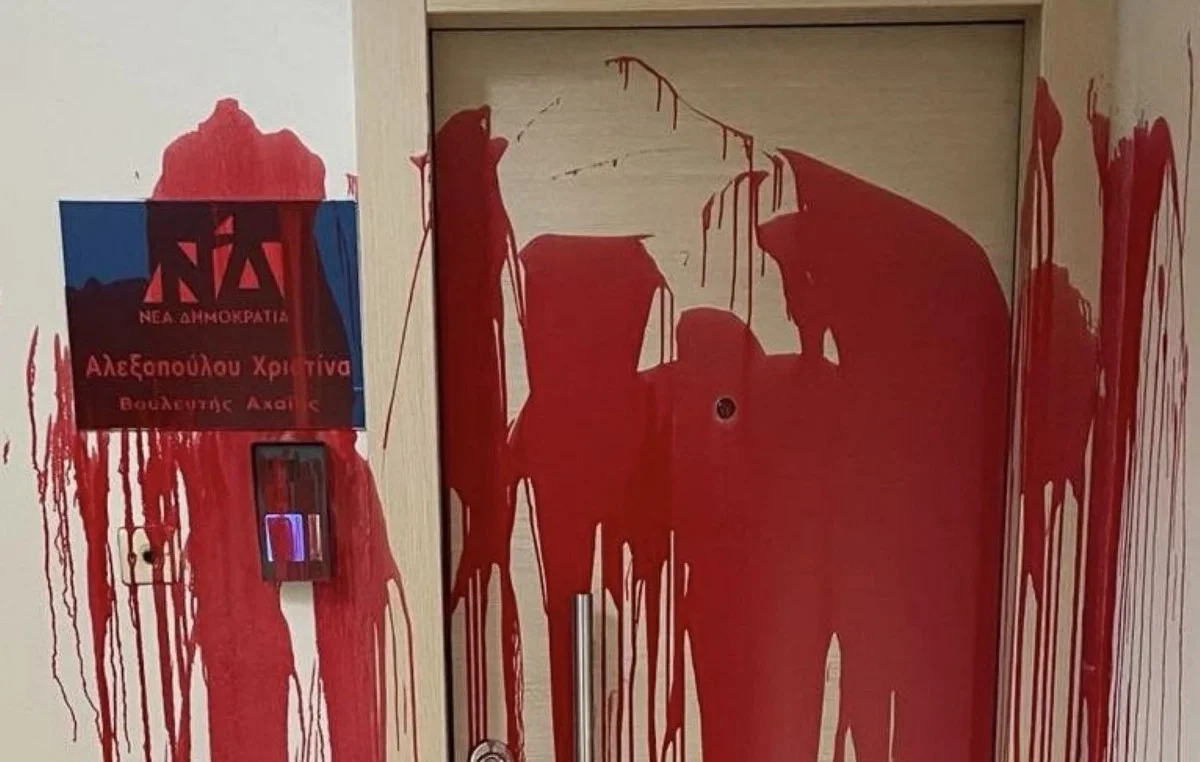 Χριστίνα Αλεξοπούλου για την επίθεση στο πολιτικό της γραφείο: «Βγάλτε τις κουκούλες κι ελάτε να μιλήσουμε» Χριστίνα Αλεξοπούλου για την επίθεση στο πολιτικό της γραφείο: «Βγάλτε τις κουκούλες κι ελάτε να μιλήσουμε»