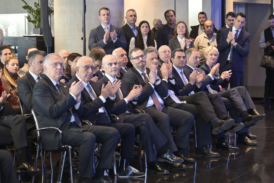 Παπασταύρου: «Σήμερα εγκαινιάζουμε μια νέα εποχή εθνικής αυτοπεποίθησης και αποφασιστικότητας» chevron-1.jpg