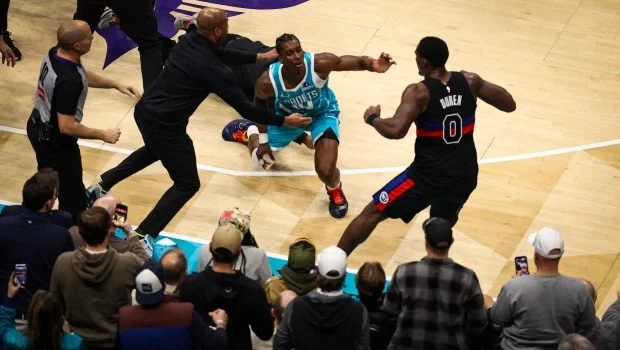 NBA: Ξύλο μεταξύ παικτών και τέσσερις αποβολές στο Χόρνετς - Πίστονς (vids) | in.gr NBA: Ξύλο μεταξύ παικτών και τέσσερις αποβολές στο Χόρνετς - Πίστονς (vids) | in.gr