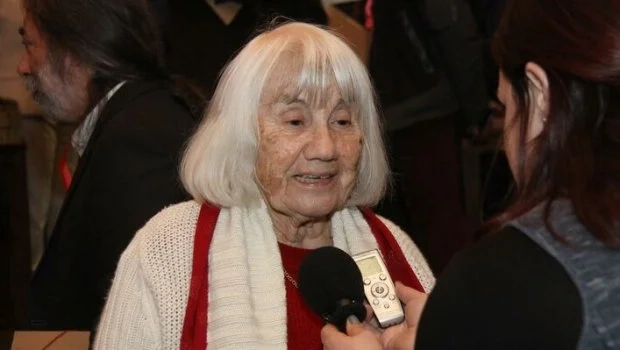 Έφυγε από τη ζωή η συγγραφέας Ιωάννα Καρατζαφέρη - Το αντίο του ΚΚΕ | in.gr Έφυγε από τη ζωή η συγγραφέας Ιωάννα Καρατζαφέρη - Το αντίο του ΚΚΕ | in.gr