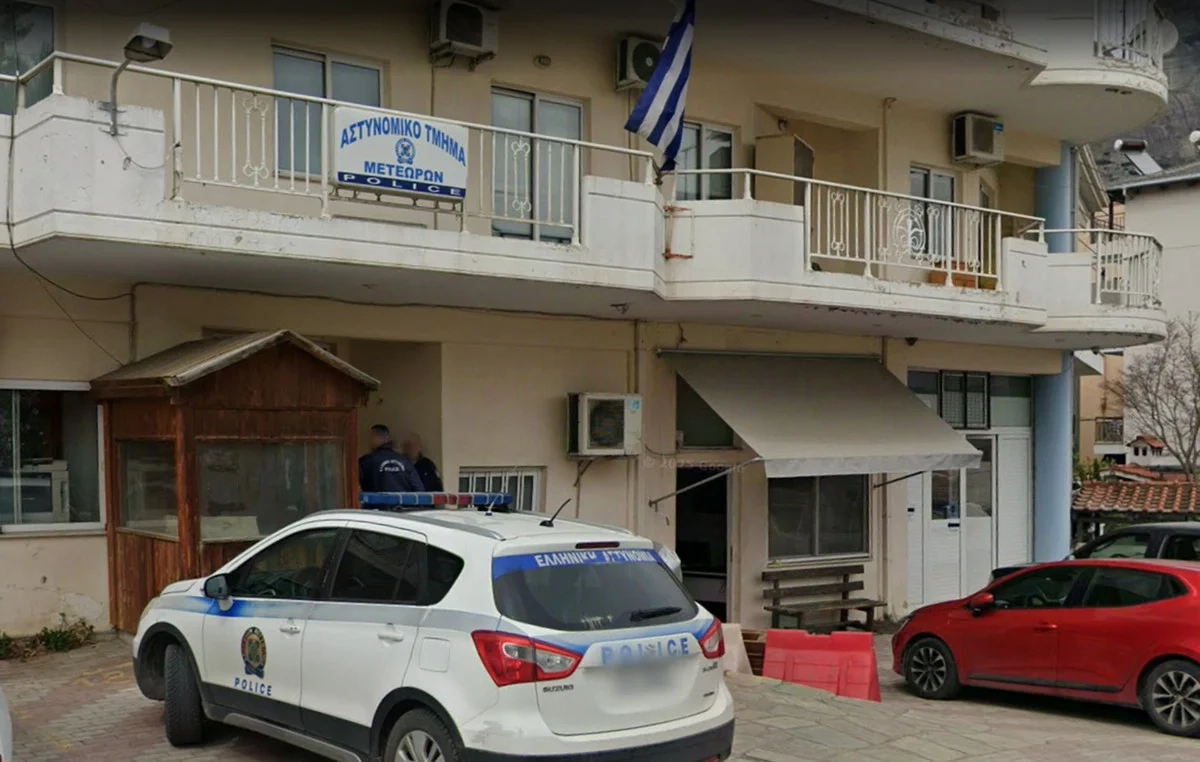 Μετέωρα: Κάνουν έξωση στο Αστυνομικό Τμήμα και στέλνουν τους αστυνομικούς σε κοντέινερ Μετέωρα: Κάνουν έξωση στο Αστυνομικό Τμήμα και στέλνουν τους αστυνομικούς σε κοντέινερ