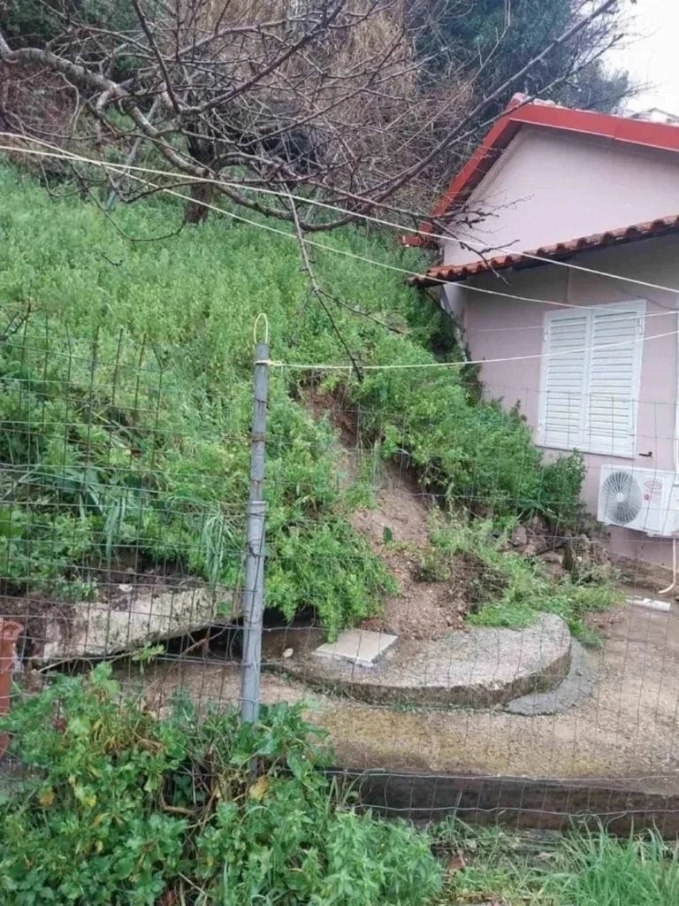 Πρέβεζα: Κίνδυνος για κατοικίες και δρόμους – Σε εξέλιξη μεγάλη κατολίσθηση στην Μυρσίνη mirsini1.jpg