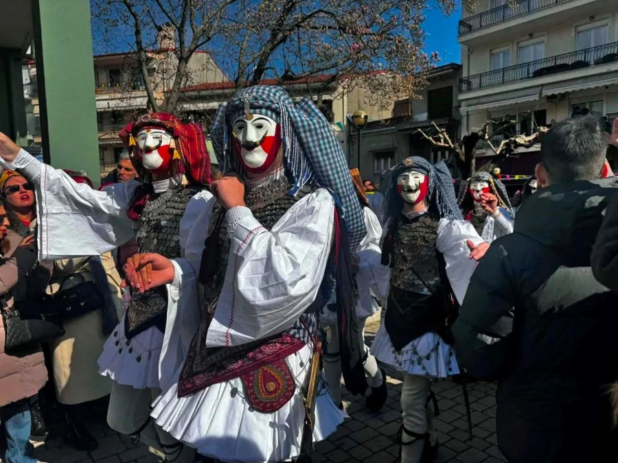 Νάουσα: «Πλημμύρισε» από επισκέπτες η πόλη για το παραδοσιακό δρώμενο «Γενίτσαροι και Μπούλες» Νάουσα: «Πλημμύρισε» από επισκέπτες η πόλη για το παραδοσιακό δρώμενο «Γενίτσαροι και Μπούλες»