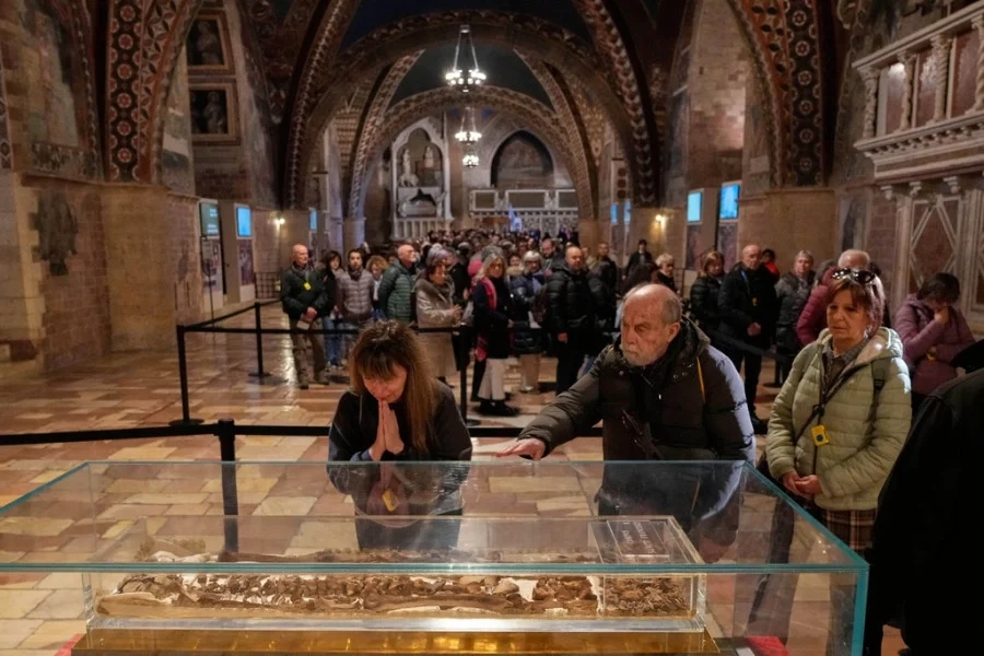 Τα λείψανα του Αγίου Φραγκίσκου της Ασίζης για πρώτη φορά στο κοινό 800 χρόνια από τον θάνατό του Italy St. Francis Death Anniversary
