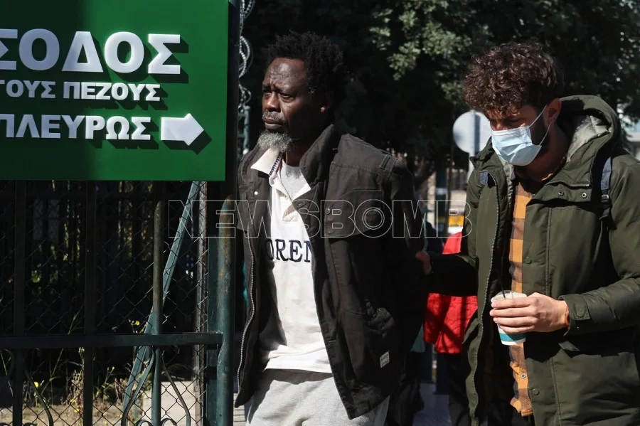 Στην Ευελπίδων ο Σουδανός που απειλούσε να ανατιναχτεί έξω από τη ΓΑΔΑ Στην Ευελπίδων ο Σουδανός που απειλούσε να ανατιναχτεί έξω από τη ΓΑΔΑ