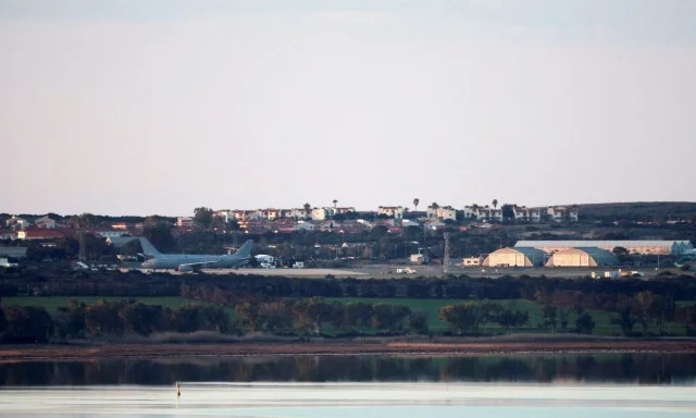Μακρόν: Έχουμε αποφασίσει την στήριξη της Κύπρου με εναέρια μέσα και με φρεγάτα που θα φτάσει απόψε El Pais: Γαλλία και Ελλάδα στέλνουν φρεγάτες στην Κύπρο - Τι εξετάζει το Ηνωμένο Βασίλειο