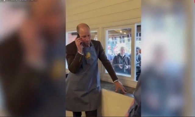 Ο πρίγκιπας Ουίλιαμ παίρνει παραγγελία πελάτισσας και τα... μπερδεύει λίγο Ο πρίγκιπας Ουίλιαμ παίρνει παραγγελία πελάτισσας και τα... μπερδεύει λίγο