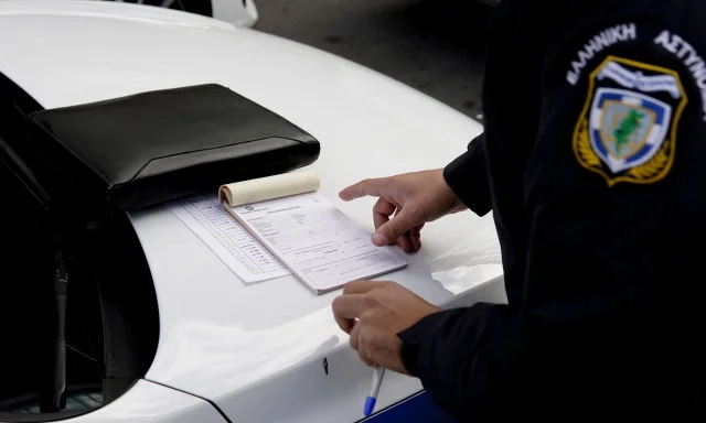 Καρέ καρέ η δράση διαρρήκτη Αγρίνιο: Σκαρφάλωνε σε τέντα για να κλέψει Μεθυσμένος οδηγός χωρίς δίπλωμα «έτρεχε» με 151 χλμ/ώρα στη Λεωφόρο Λαυρίου - Απείλησε αστυνομικούς