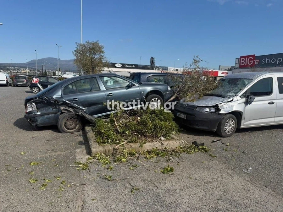 Θεσσαλονίκη: Ηλικιωμένος τράκαρε 9 οχήματα σε πάρκινγκ εμπορικού κέντρου - Δύο τραυματίες Θεσσαλονίκη: Ηλικιωμένος τράκαρε 9 οχήματα σε πάρκινγκ εμπορικού κέντρου - Δύο τραυματίες