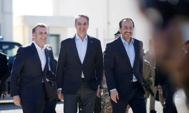 «Μπορείτε να βασιστείτε στη Γαλλία!» - Ο Μακρόν τρολάρει το στρατιωτικό χάος της Βρετανίας Η τριμερής στην Κύπρο και τα πολλαπλά μηνύματα που έστειλαν Μητσοτάκης, Μακρόν, Χριστοδουλίδης