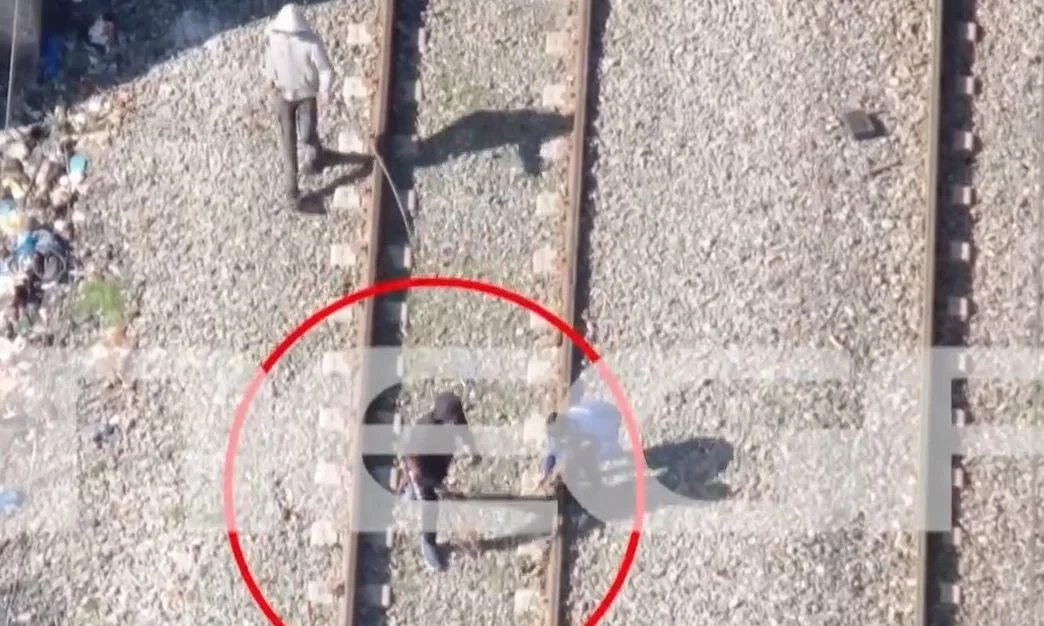 Θεσσαλονίκη: Συνελήφθη Ρομά που είχε κλέψει 70 κιλά καλώδια από τις ράγες του ΟΣΕ Θεσσαλονίκη: Συνελήφθη Ρομά που είχε κλέψει 70 κιλά καλώδια από τις ράγες του ΟΣΕ